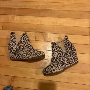 Women’s cheetah print toms
